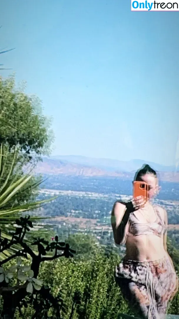 Noah Cyrus nude photo #0144 (noahcyrus)