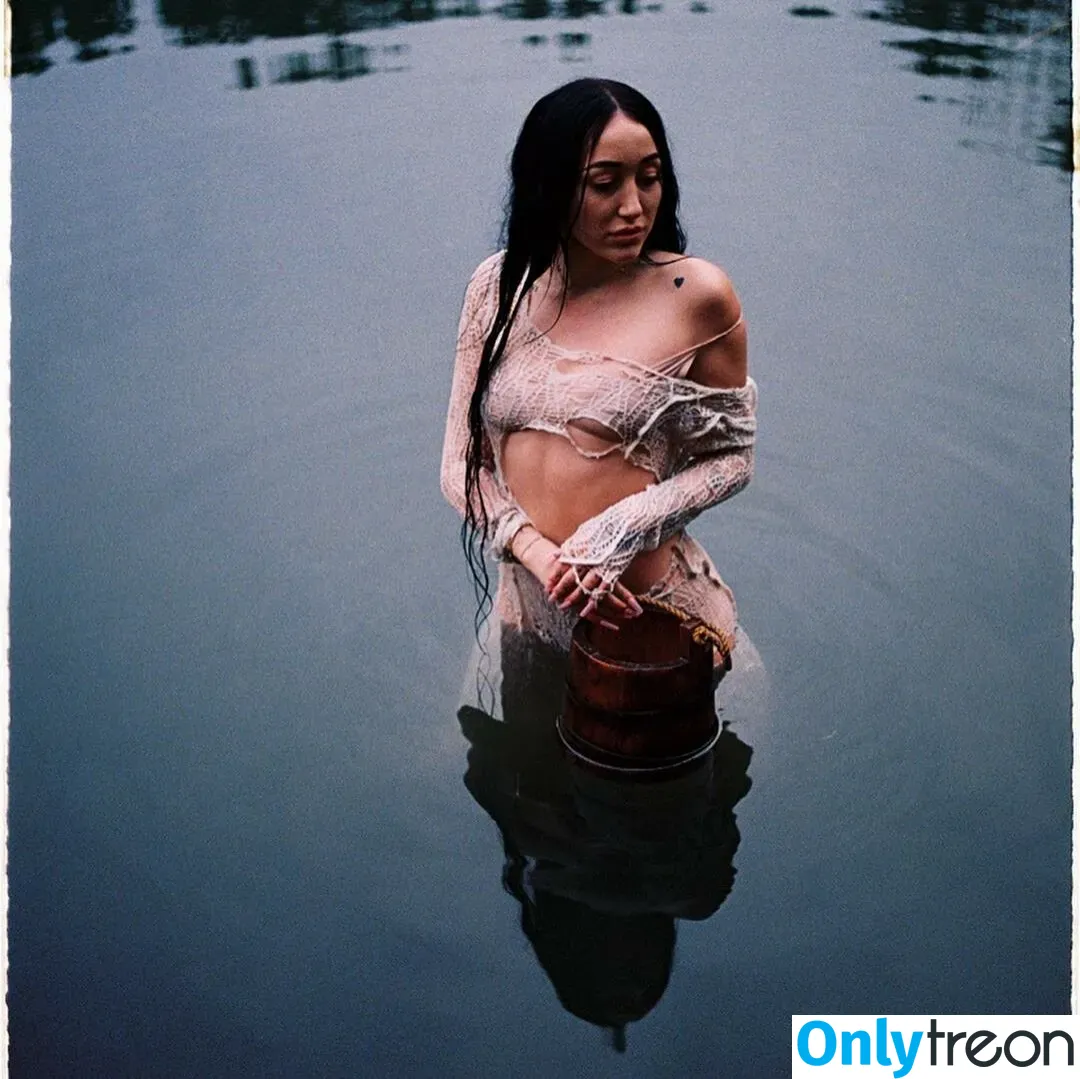 Noah Cyrus nude photo #0184 (noahcyrus)