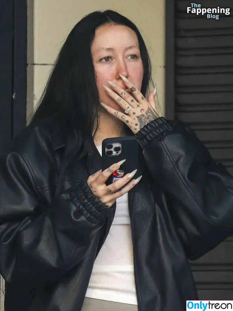 Noah Cyrus nude photo #0383 (noahcyrus)