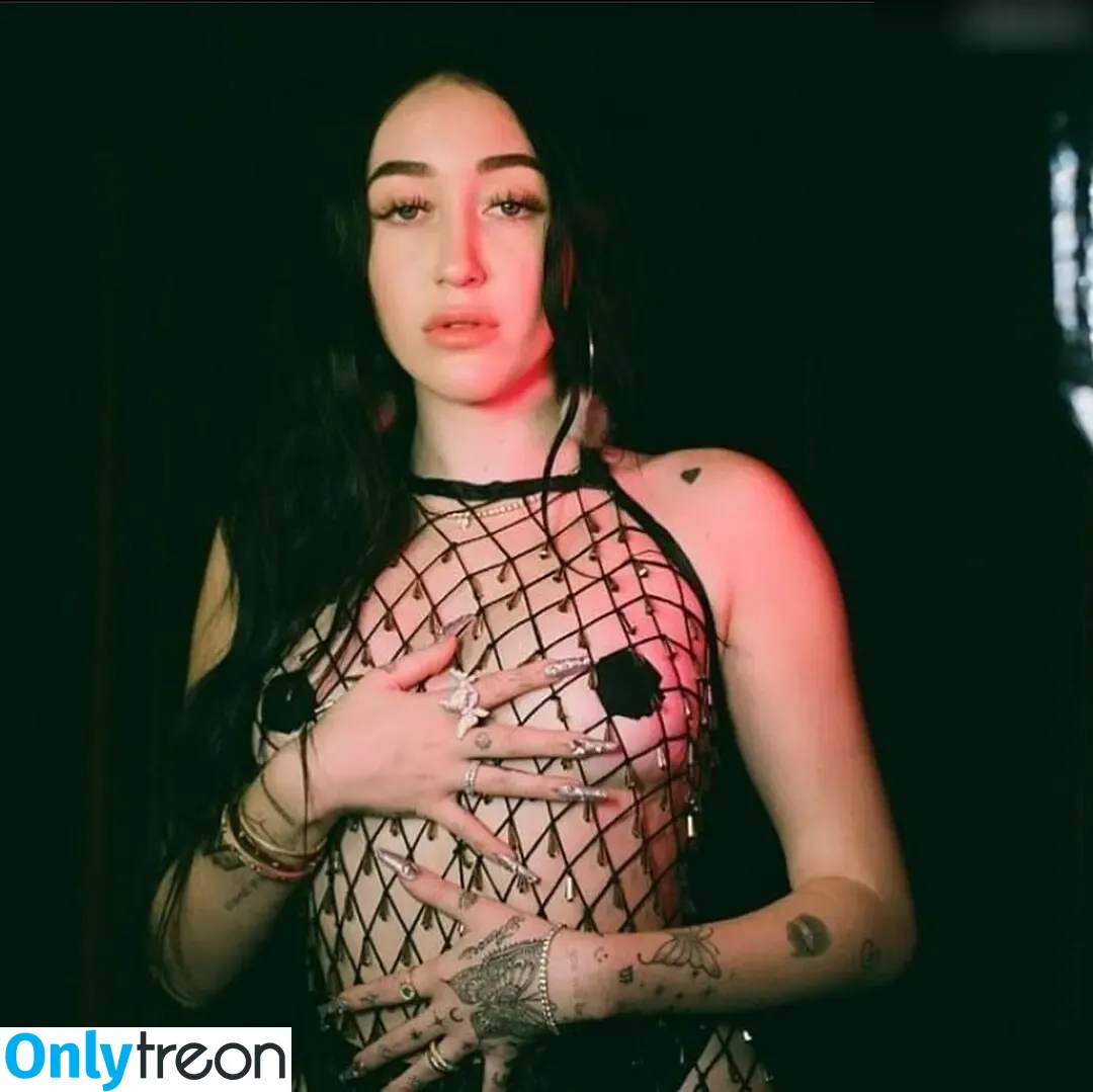 Noah Cyrus nude photo #0527 (noahcyrus)