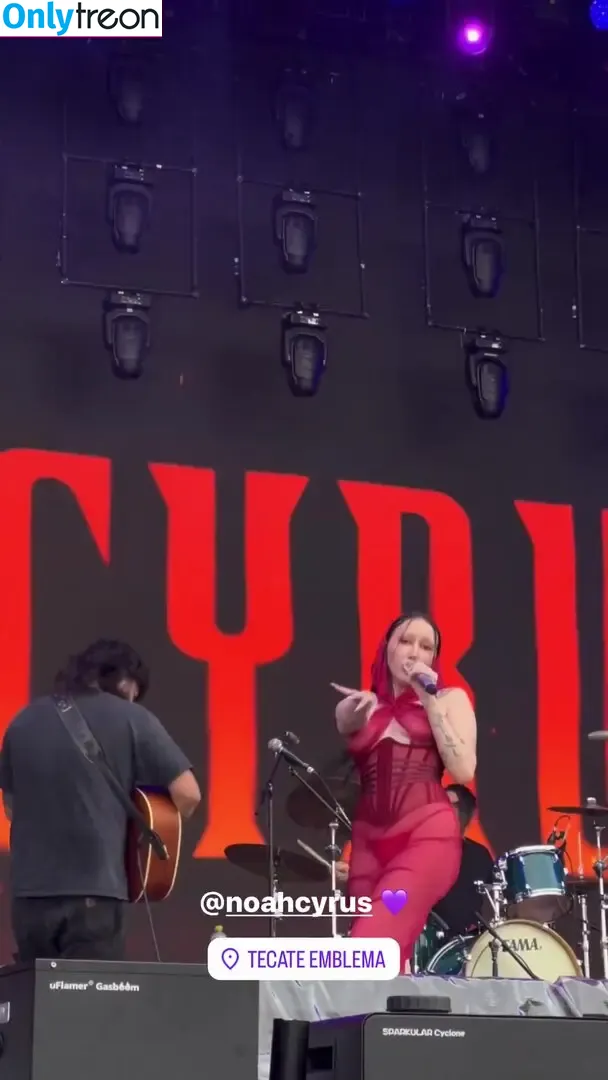 Noah Cyrus nude photo #0570 (noahcyrus)
