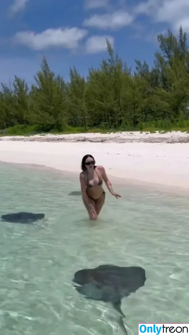 Noah Cyrus nude photo #0969 (noahcyrus)