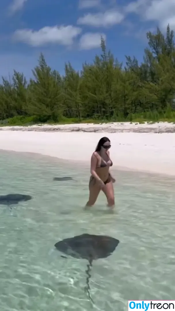 Noah Cyrus nude photo #0985 (noahcyrus)