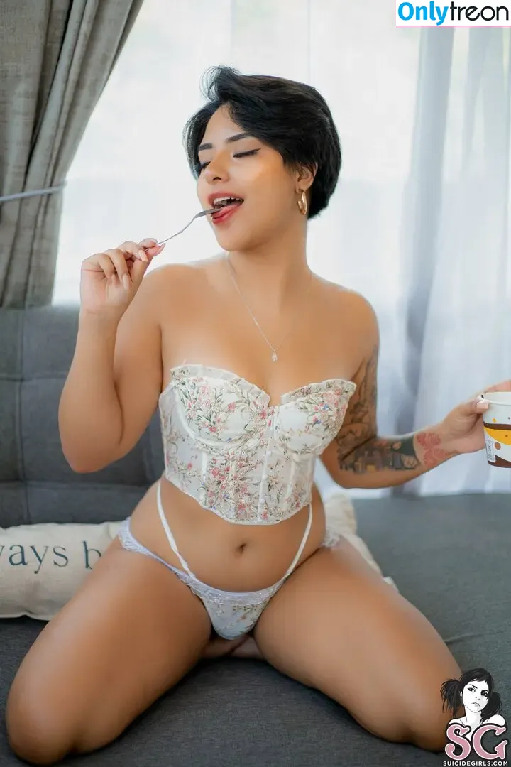 Noapetite nude photo #0037 (noapetiteoficial / petite.alidee)