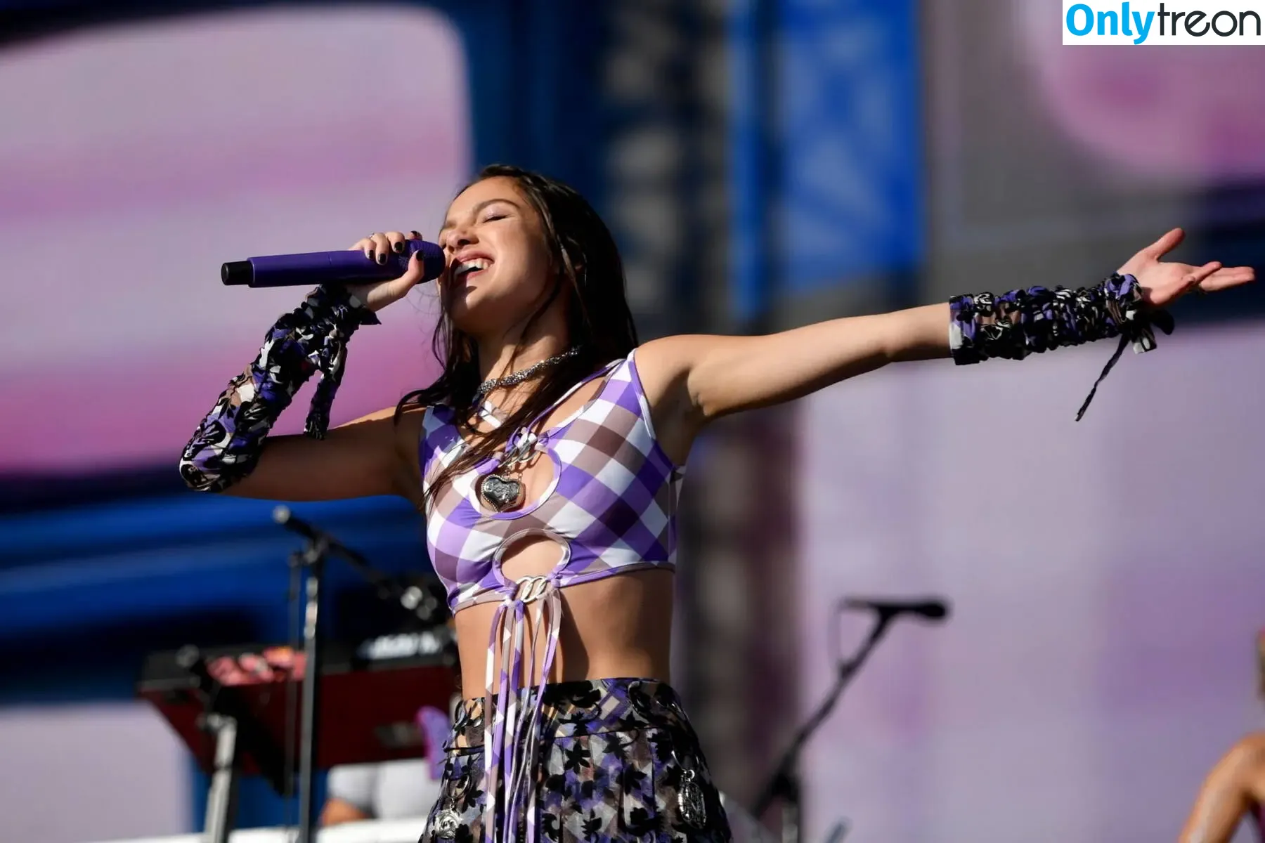 Olivia Rodrigo nude photo #4131 (oliviarodrigo)