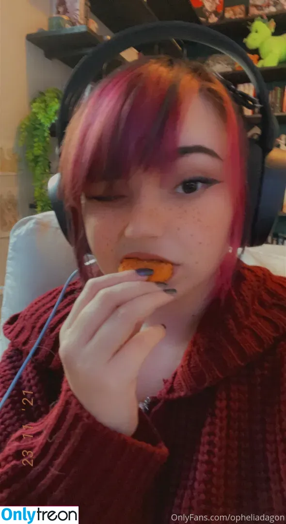 onlineevie nude photo #0003 (onlyevie_ / plushiesuccubus)