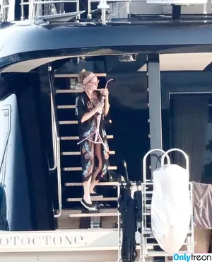 Paris Hilton / parishilton nude photo #1144