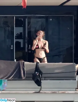 Paris Hilton / parishilton nude photo #1149