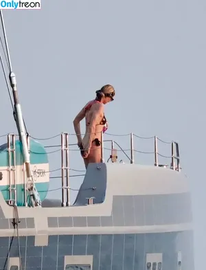 Paris Hilton / parishilton nude photo #1155