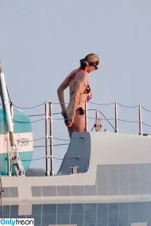 Paris Hilton / parishilton nude photo #1177