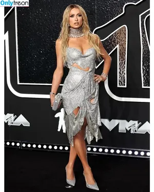Paris Hilton / parishilton nude photo #1396