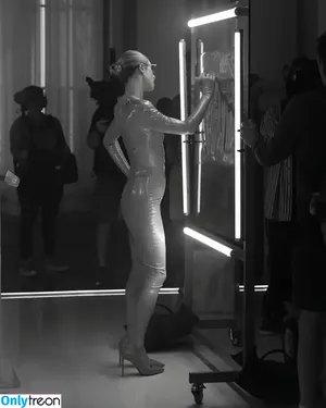Paris Hilton / parishilton nude photo #1423