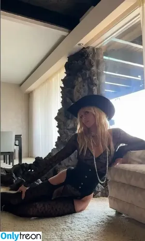 Paris Hilton / parishilton nude photo #1480