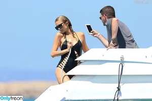 Paris Hilton / parishilton nude photo #1750