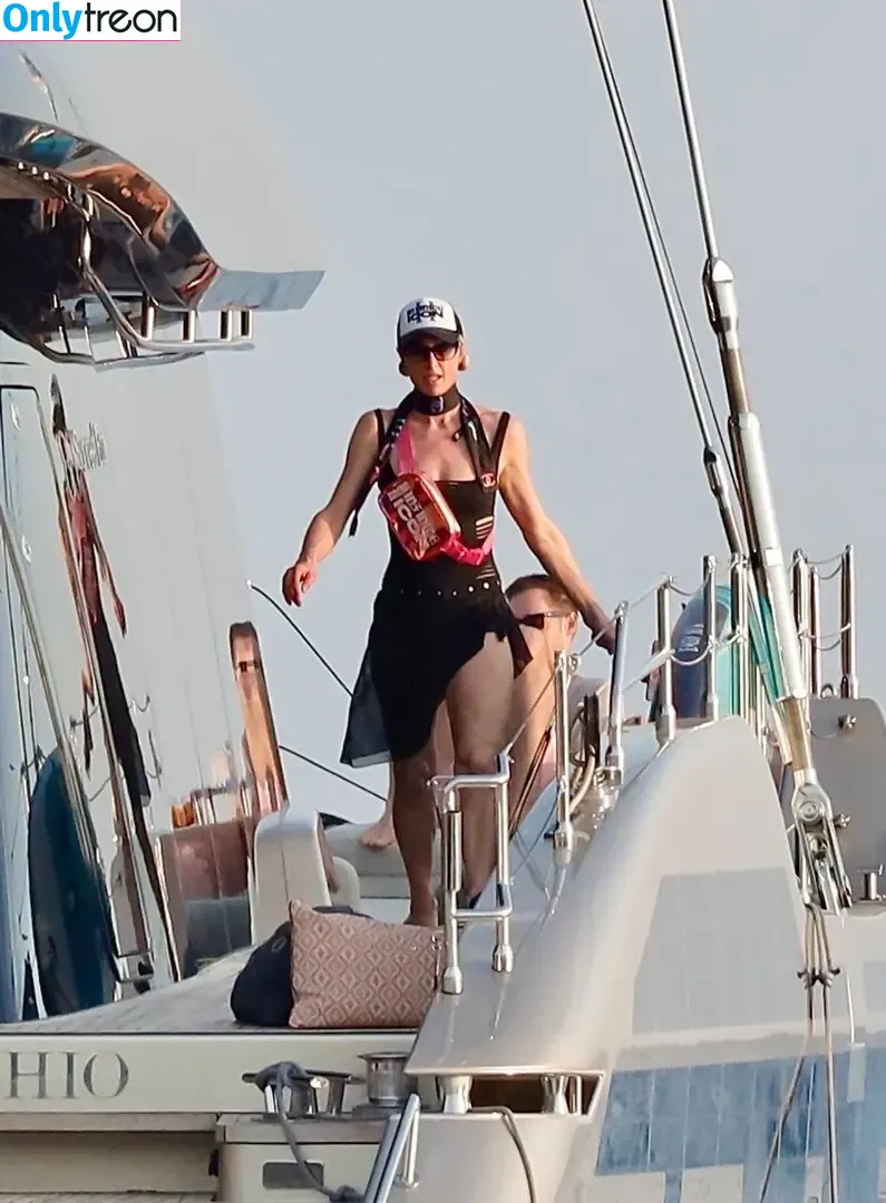 Paris Hilton nude photo #1143 (parishilton)