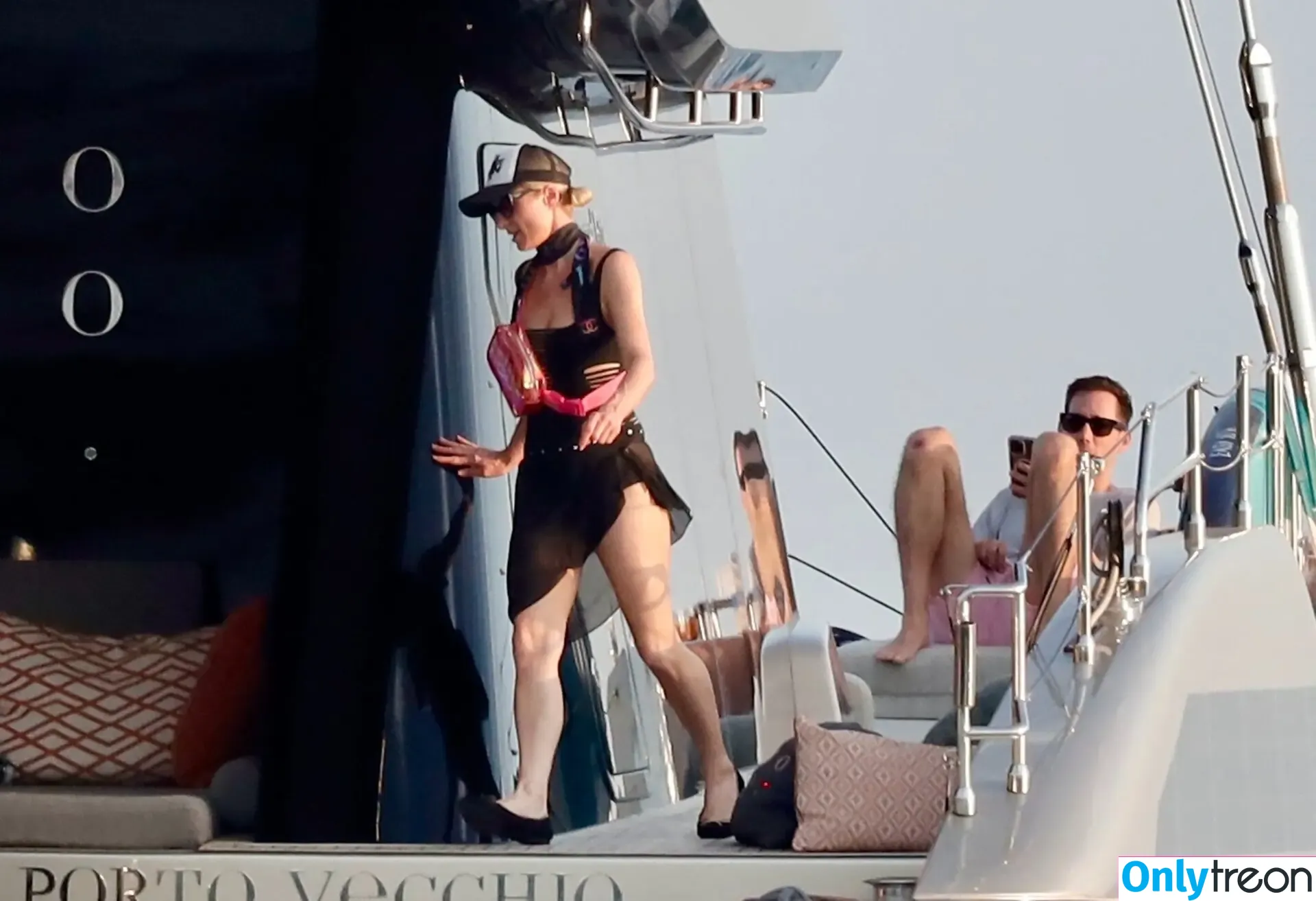 Paris Hilton nude photo #1145 (parishilton)