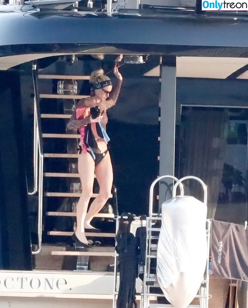 Paris Hilton nude photo #1146 (parishilton)