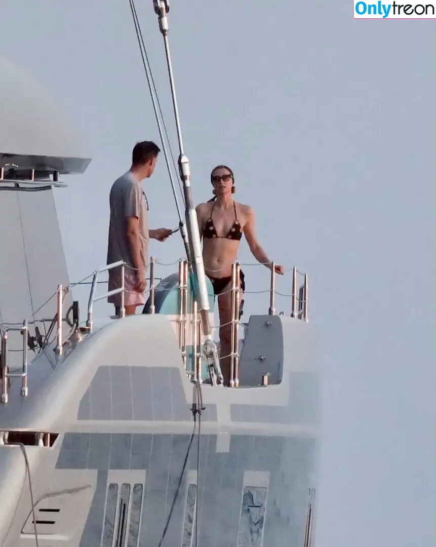 Paris Hilton nude photo #1160 (parishilton)