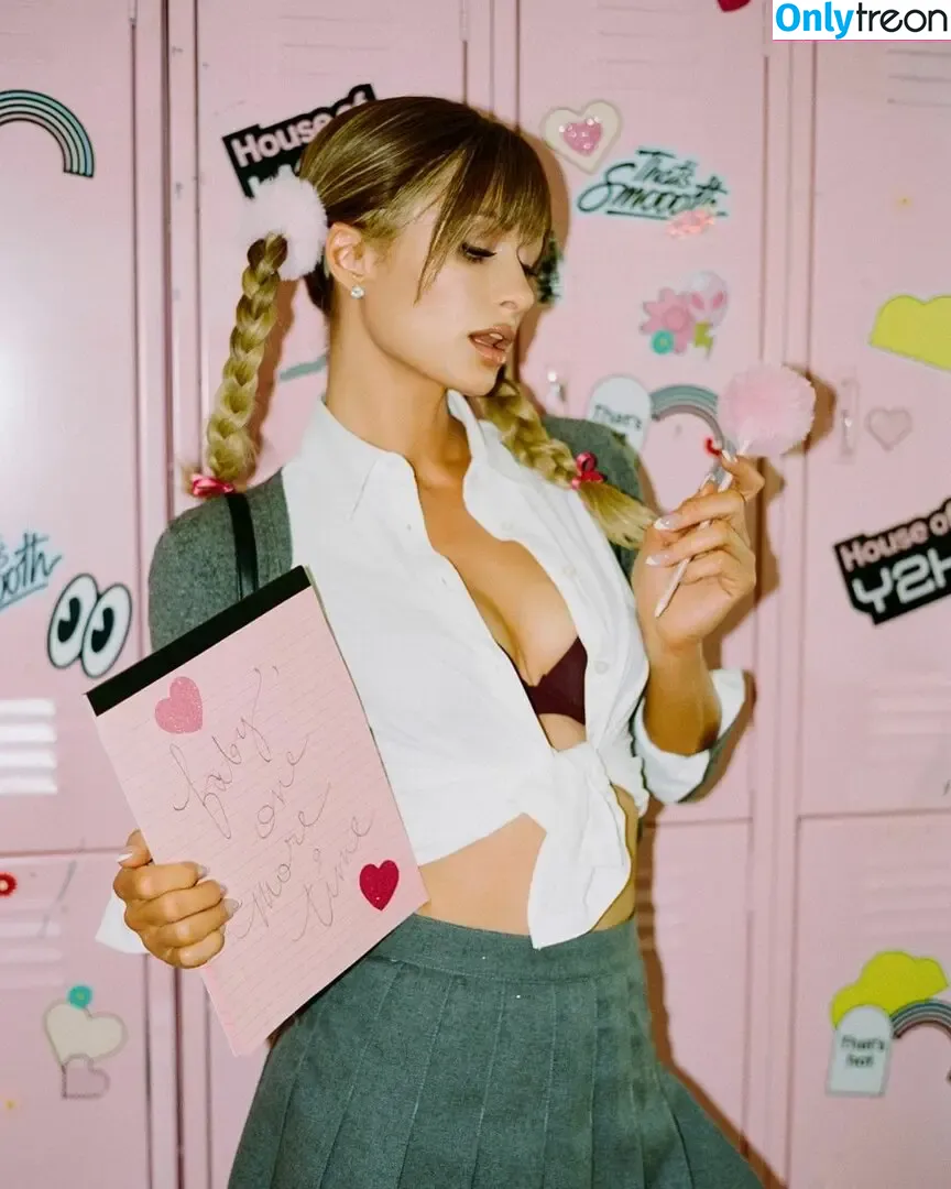 Paris Hilton nude photo #1646 (parishilton)