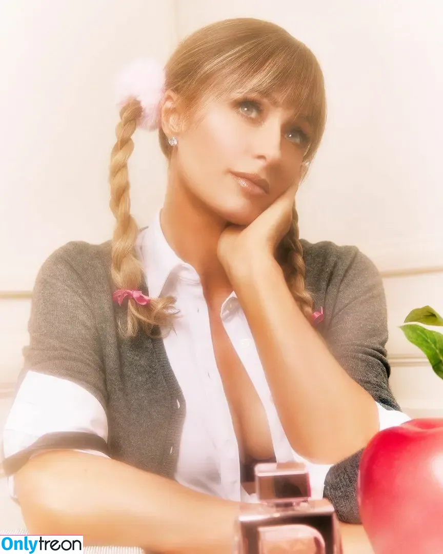 Paris Hilton nude photo #1658 (parishilton)
