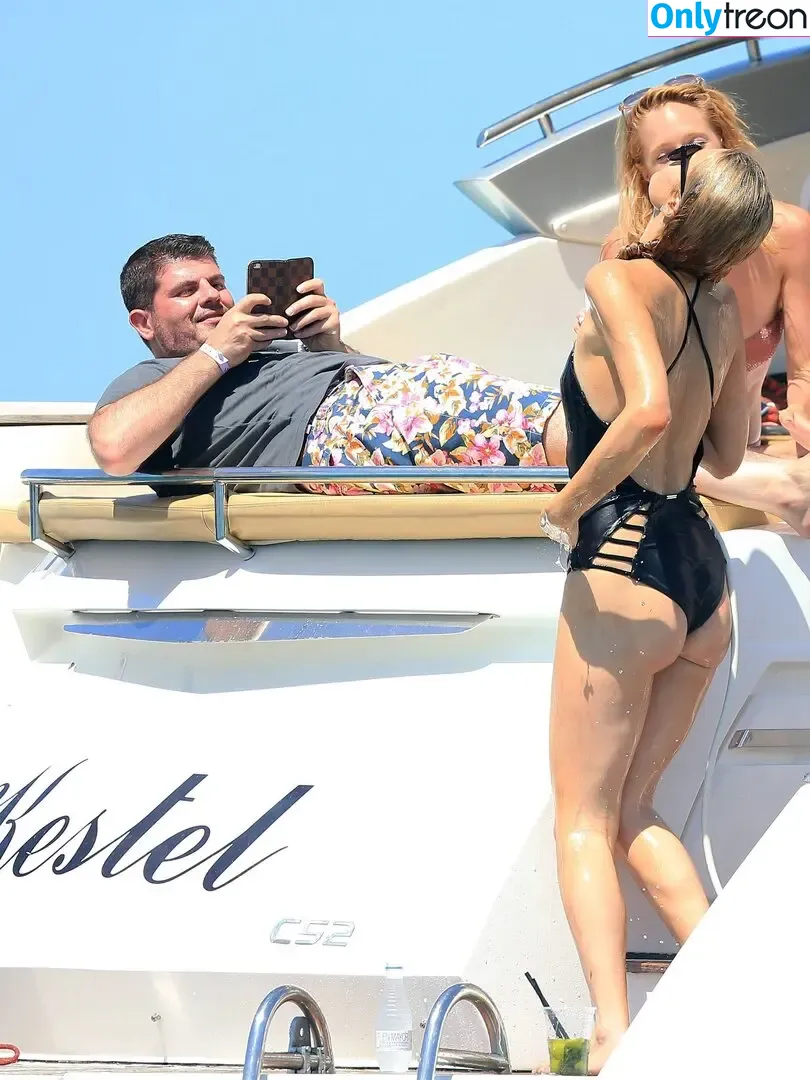 Paris Hilton nude photo #1746 (parishilton)