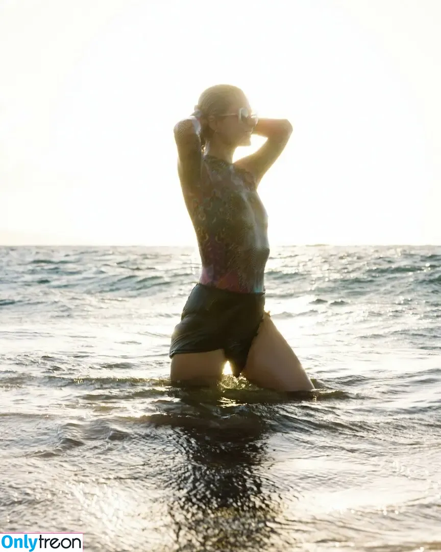 Paris Hilton nude photo #1841 (parishilton)