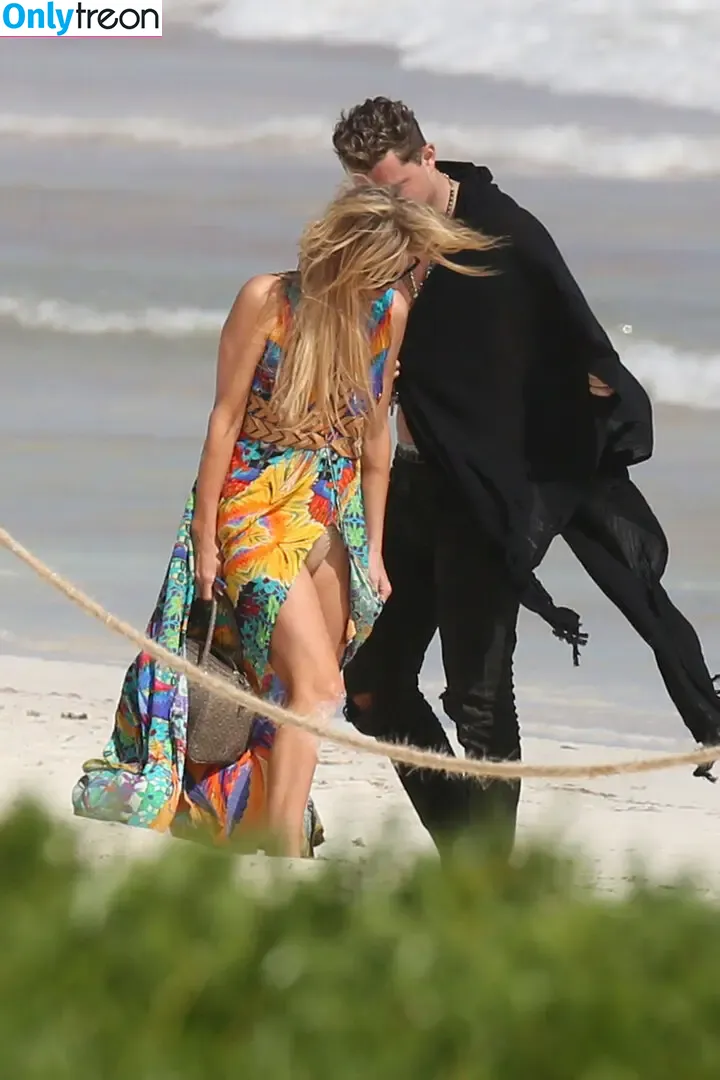 Paris Hilton nude photo #1855 (parishilton)