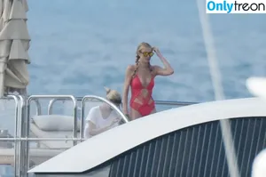 Paris Hilton / parishilton nude photo #2355