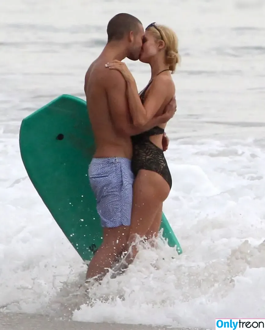 Paris Hilton nude photo #2294 (parishilton)