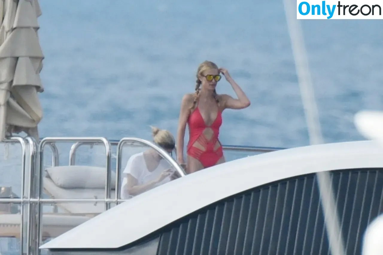 Paris Hilton nude photo #2355 (parishilton)