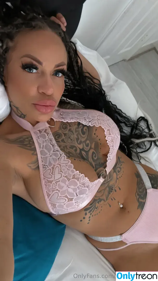 pekarvivi nude photo #0196 (vivienpekar)
