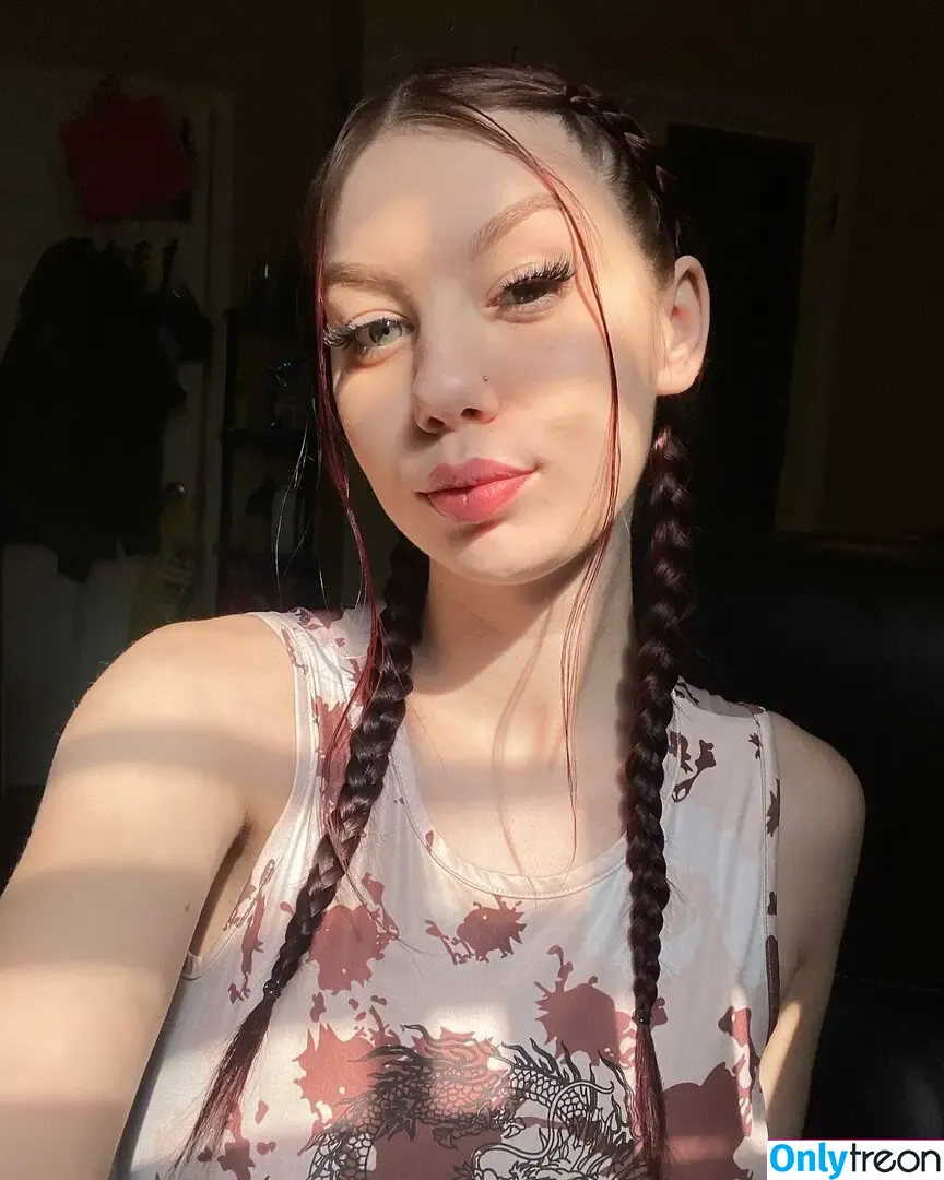 Petite Bby nude photo #0001 (Issaadanii / petite_elissa)