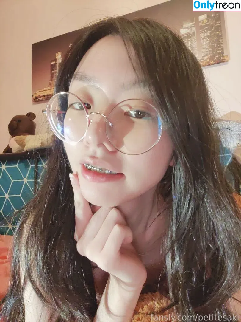 Petitesaki nude photo #0003 (petitesakiof)