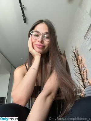 phibieee_c / phoeeebbee nude photo #0061