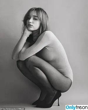 Phoebe Dynevor / phoebedynevor nude photo #0142