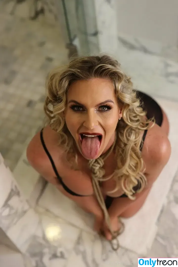 Phoenix Marie nude photo #1029 (phoenixmarie / phxsquaron / pmarizzle)