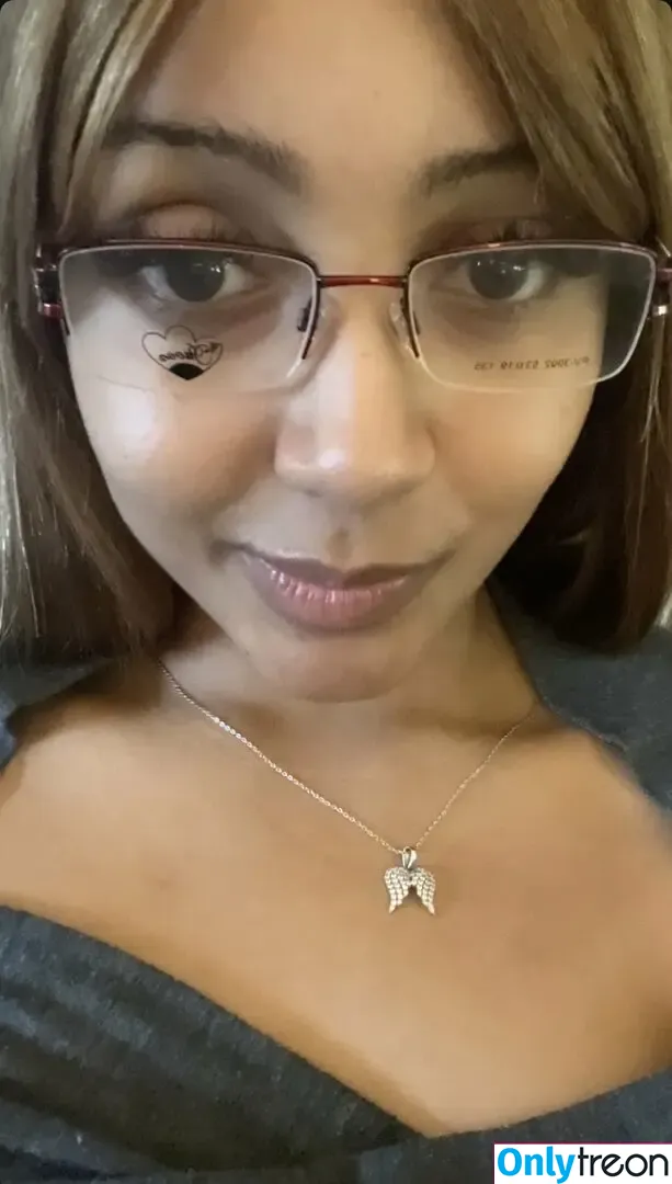 PinkPantheress nude photo #0065 (aloe_vera)