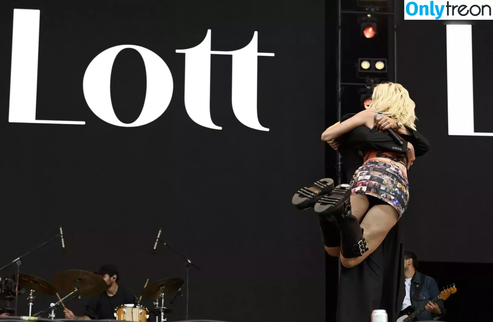 Pixie Lott nude photo #0357 (pixielott)