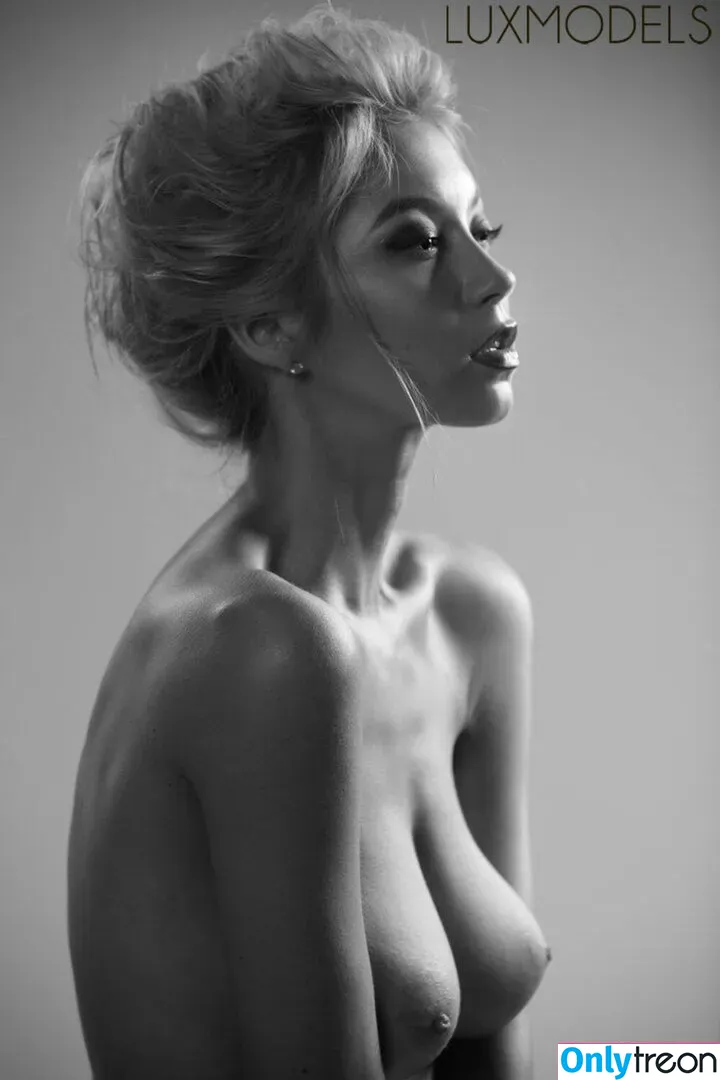 Polina Logunova nude photo #0025 (polinalogunova / Полина Логунова)