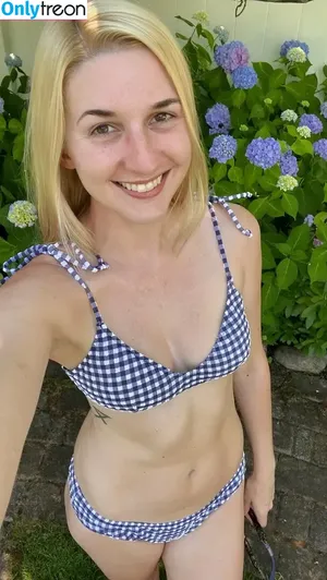 potprincess4200 / Caitie / hammlittle / supersimplecaitie nude photo #0003