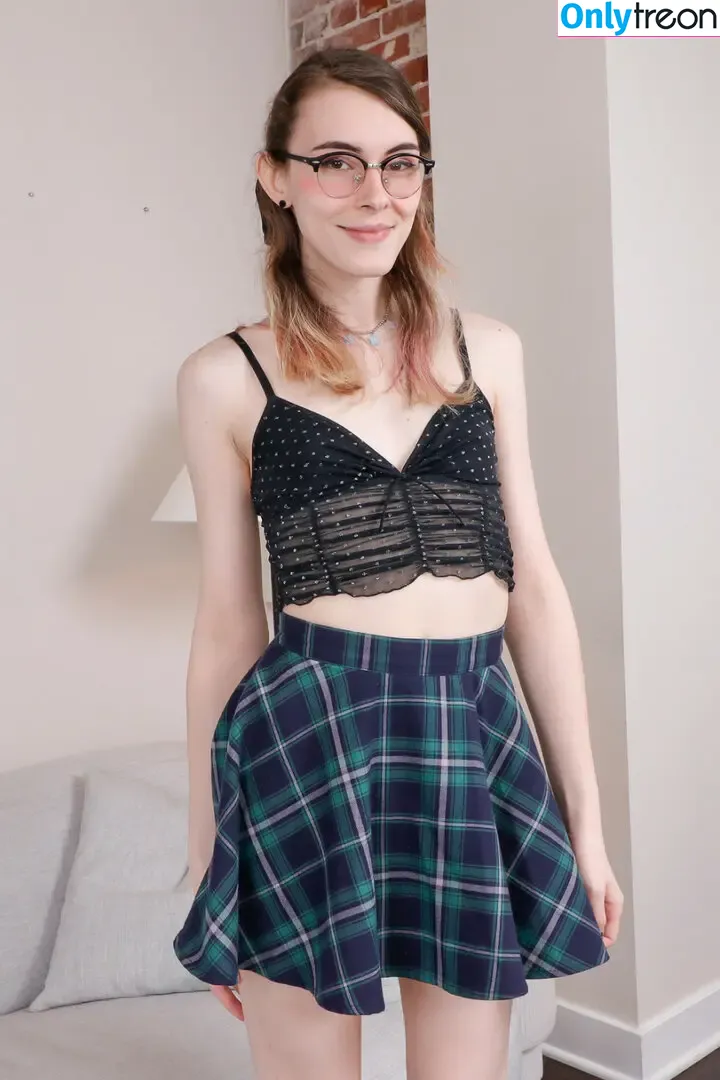 Princess Emmy nude photo #0001 (ItsPrincessEmmy / babyprincessemmy)