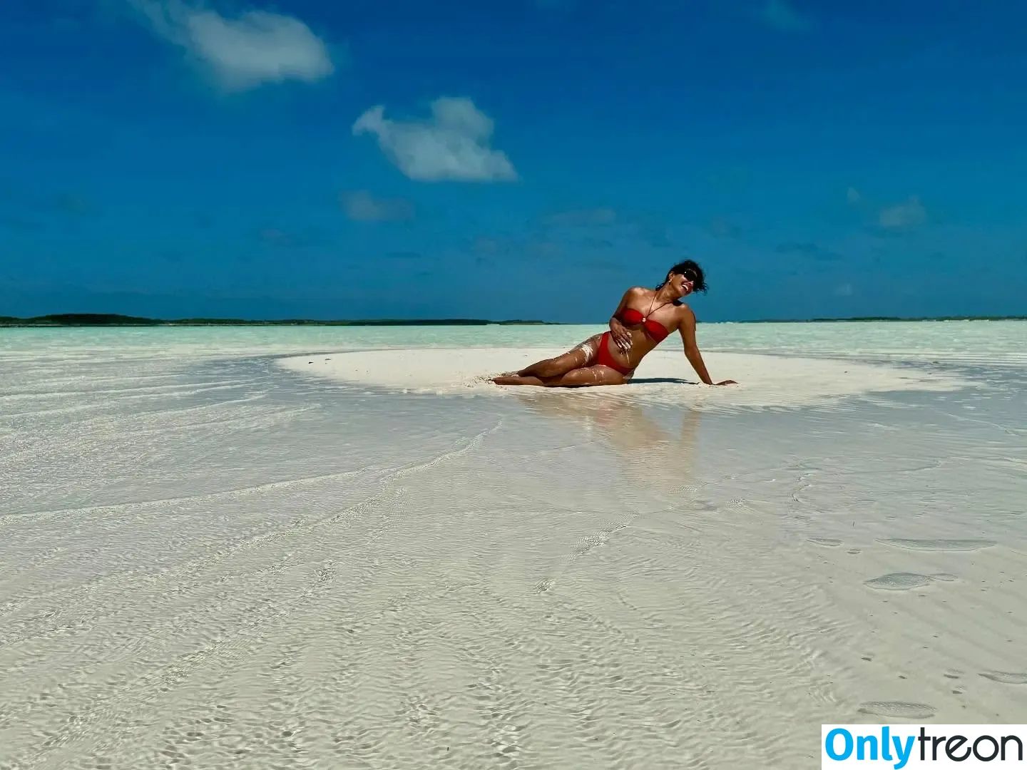 Priyanka Chopra nude photo #0268 (officialsherlynchopra / priyankachopra)