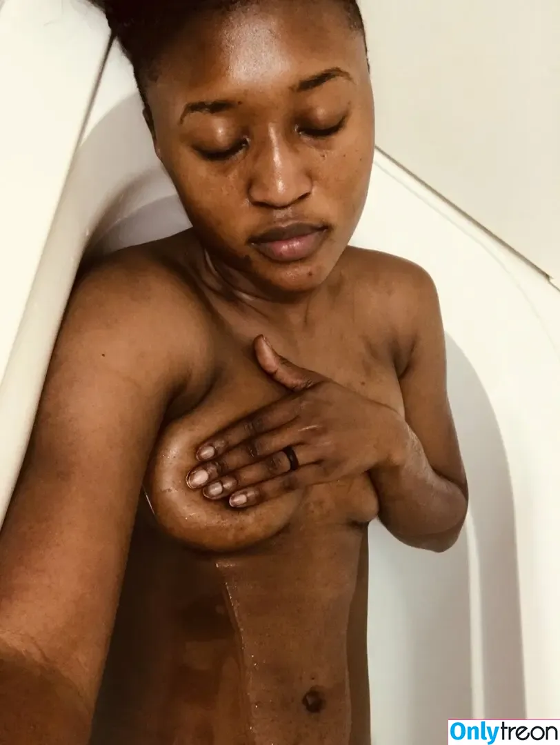 Queen Aminata nude photo #0082 (Queenaminata / amisylle / amisylle - AEW)