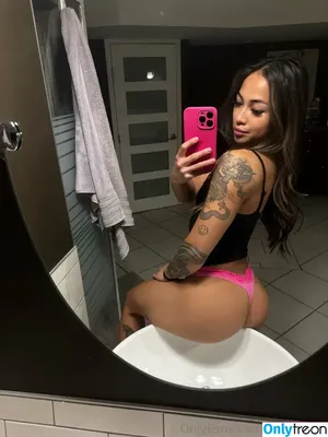 queeniefit / babyyblazee / fitbananasbyqueenie nude photo #0075