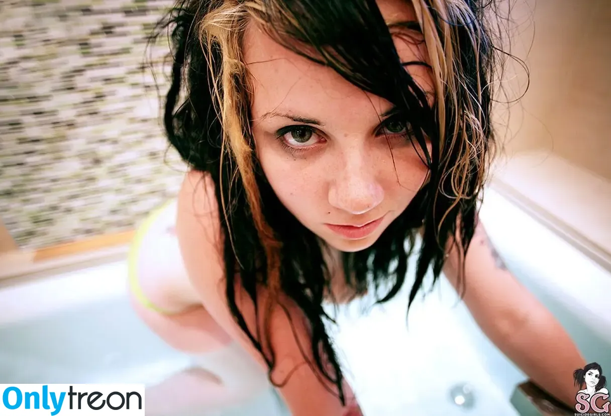 Quinne nude photo #0613 (quin.night / quinne_germain)
