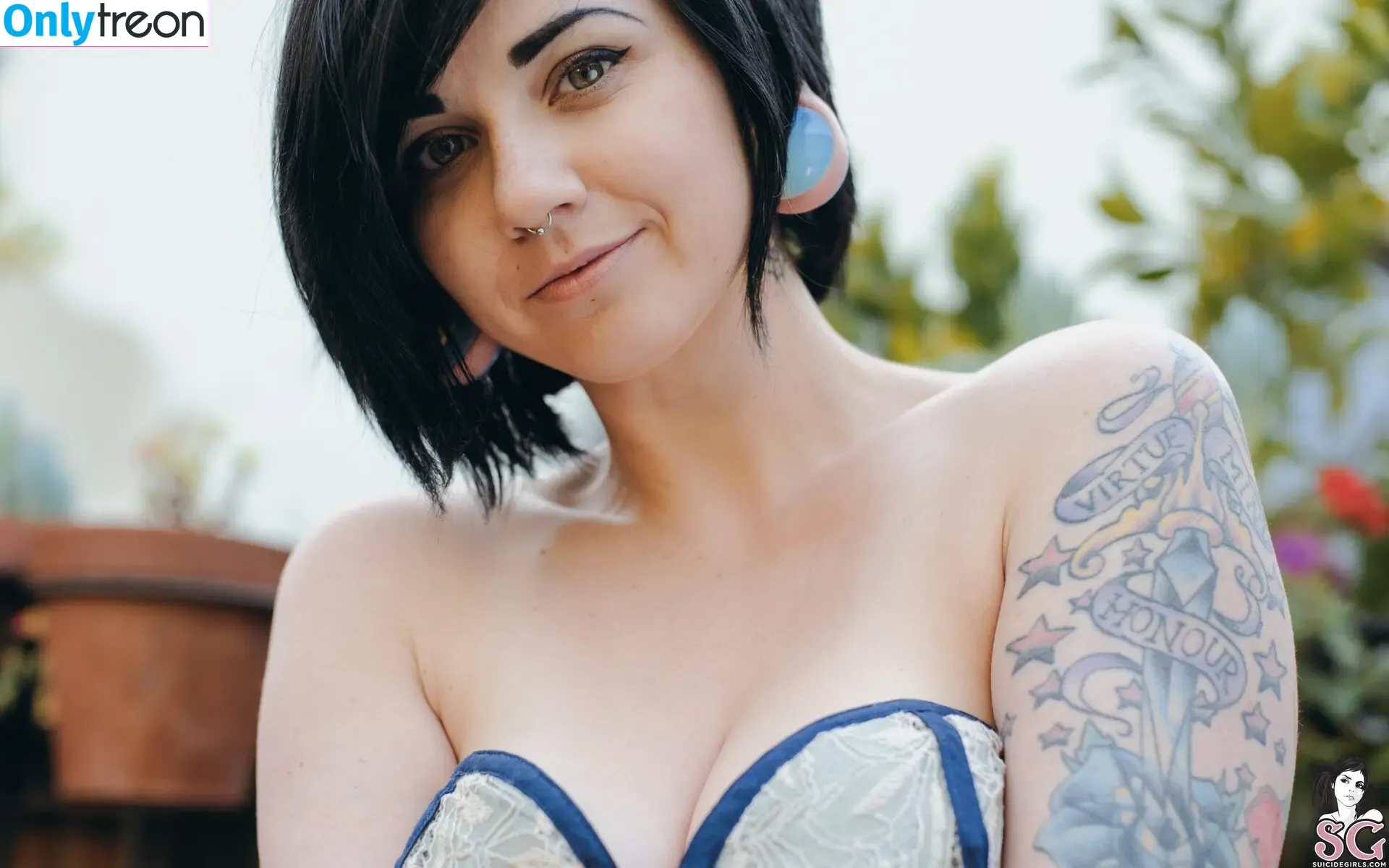 Quinne nude photo #0625 (quin.night / quinne_germain)