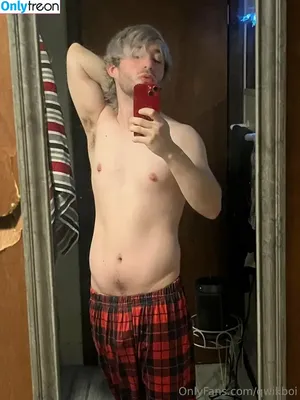 qwikboi / nerdroberts nude photo #0012