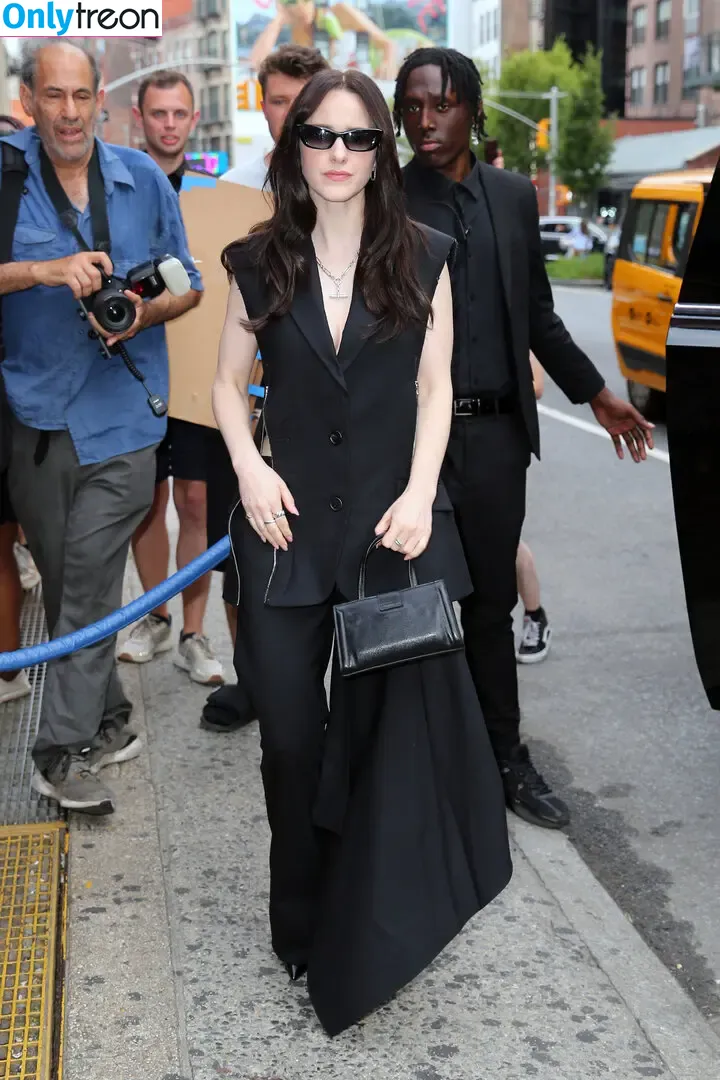 Rachel Brosnahan nude photo #1062 (Marvelous Mrs. Maisel / rachelbrosnahan)