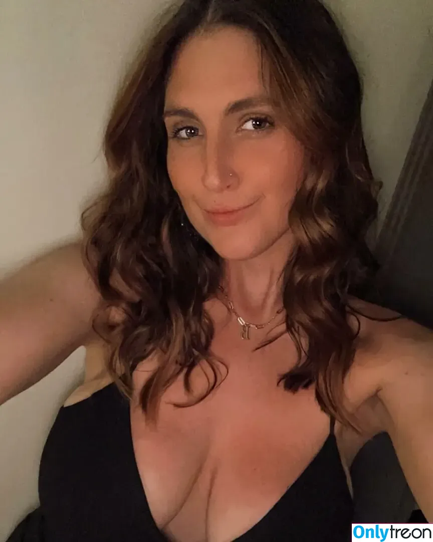 Rachel Myers nude photo #0002 (bunnyloumyers / raechelmyers)
