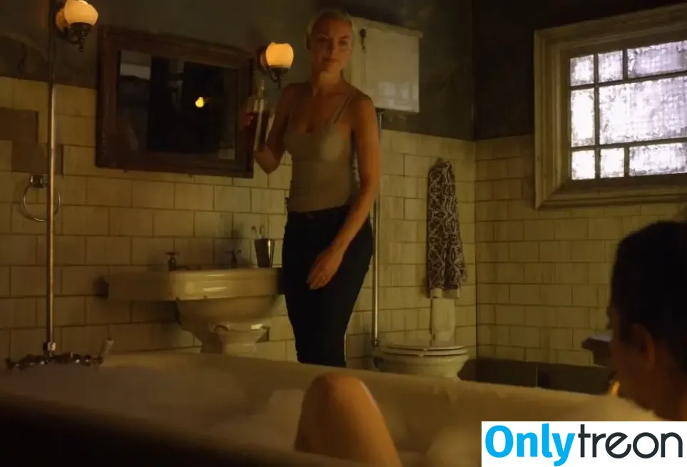 Rachel Skarsten nude photo #0048 (rachieskarsten)